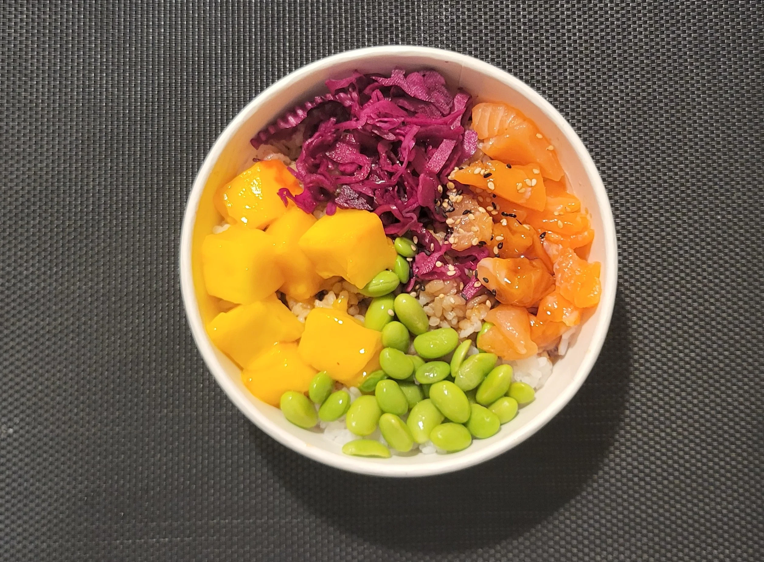 Mini poke bol saumon