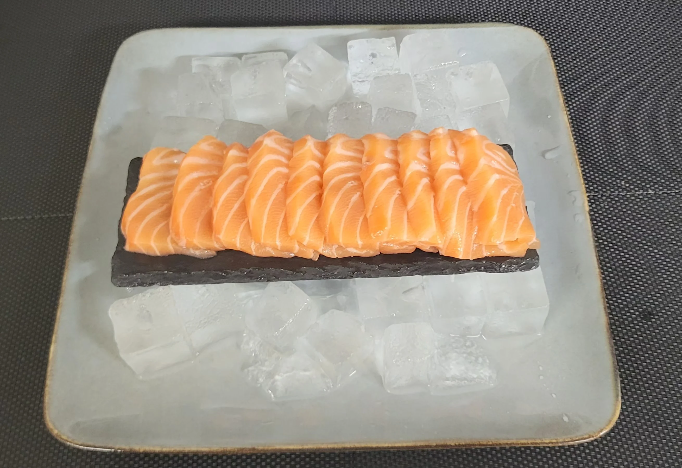 Sashimi saumon (10 pièces)